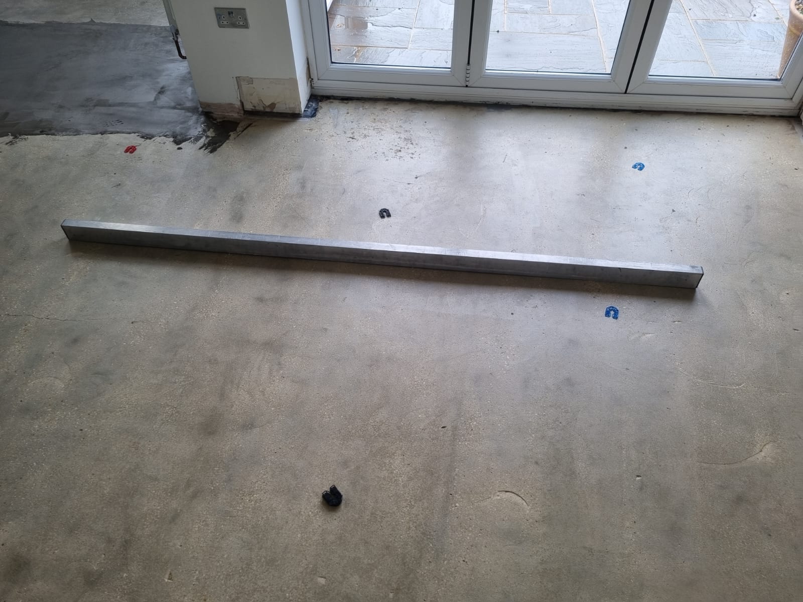 Checking the prepared subfloor for level and flatness before LVT by Select Line